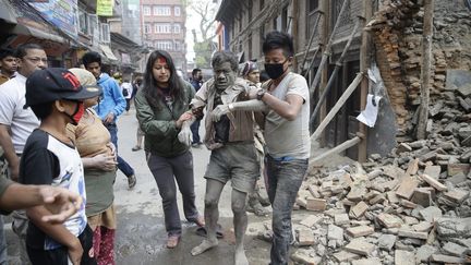 A Katmandou, des habitants pris de panique se sont ru&eacute;s dans la rue au moment du s&eacute;isme qui s'est produit &agrave; l'heure du d&eacute;jeuner, vers midi, et des murs de b&acirc;timents se sont effondr&eacute;s. (NARENDRA SHRESTHA / MAXPPP)