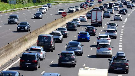 Des véhicules circulent sur l'autoroute A7 au niveau de la commune de Reventin Vaugris (Isère), le 7 juillet 2024. (ROMAIN DOUCELIN / HANS LUCAS / AFP)