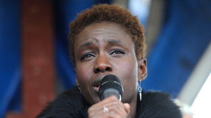 La militante Rokhaya Diallo lors d'une manifestation près du terminal de Calais (Pas-de-Calais), le 18 décembre 2014. (PHILIPPE HUGUEN / AFP)