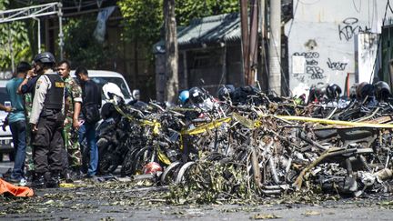 Des policiers et des soldats à côté d'une église de Surabaya (Indonésie) visée par un attentat à la bombe, le 13 mai 2018. (JUNI KRISWANTO / AFP)