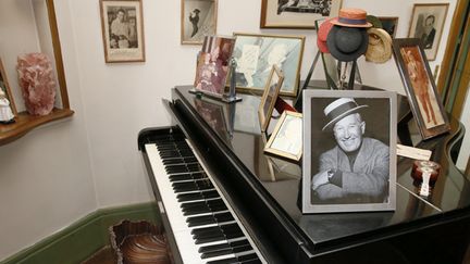 Quelques objets ayant appartenu à Maurice Chevalier
 (PATRICK KOVARIK / AFP)