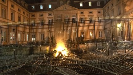 La préfecture de Haute-Loire, au Puy-en-Velay, incendiée au cours d'une mobilisation des "gilets jaunes" samedi 1er décembre. (VINCENT JOLFRE / MAXPPP)