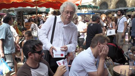 Bernard Foccroulle, directeur du festival d'Aix-en-Provence, distribue des tracts lors d'une marche des intermittents du spectacle, le 14 juin 2014 à Aix.
 (Boris Horvat / AFP)