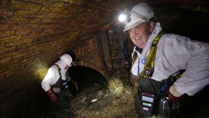 Des égoutiers londoniens traquent les bouchons de graisse. (AFP)