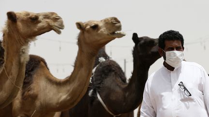 Un Saoudien se prot&egrave;ge avec un masque pour &eacute;viter d'&ecirc;tre contamin&eacute; par le Coronavirus Mers, le 11 mai 2014 &agrave; Al-Thamama (Arabie Saoudite). (FAISAL NASSER / REUTERS)