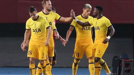 Kane et Erik Lamela de Tottenham fêtent le but lors du match du 3e tour de qualification de la Ligue Europa entre Shkendija et Tottenham au stade Todor Proeski de Skopje, en Macédoine du Nord, le 24 septembre.  (FURKAN ABDULA / ANADOLU AGENCY)