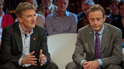 Le leader du N-Va, Bart de Wever (&agrave; droite) et le maire sortant d'Anvers, Patrick Janssens (&agrave; gauche), le 12 octobre 2012 (JONAS ROOSENS / BELGA)