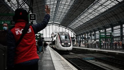 Un train entre en gare.&nbsp; (PHILIPPE LOPEZ / AFP)