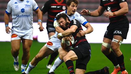 Maxime Medard (en noir) plaqué ici par le Castrais Florian Vialelle. (LIONEL BONAVENTURE / AFP)