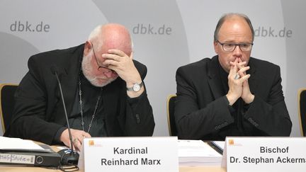 Le cardinal Reinhard Marx et l'évêque Stephan Ackermann&nbsp;lors d'une conférence de presse au sujet des révélations d'abus sexuels dans l'Eglise allemande, le 25 septembre 2018, à&nbsp;Fulda (Allemagne). (DANIEL ROLAND / AFP)