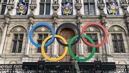 Les anneaux olympiques devant l'Hôtel de Ville de Paris, le 2 septembre 2022.&nbsp; (BEHROUZ MEHRI / AFP)