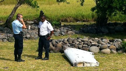 &nbsp; (Le débris découvert à La Réunion © AFP | Yannick Pitou)