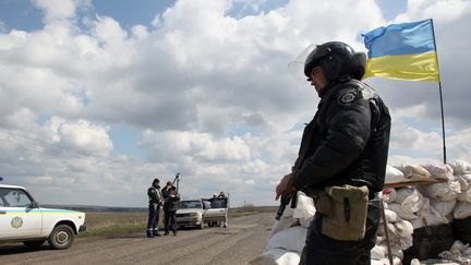 Un soldat ukrainien, le 15 avril 2014, &agrave; Barvinkove (Ukraine). (ANATOLIY STEPANOV / AFP)