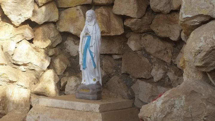 En Irak, dans&nbsp;Bartella libérée, des catholiques français ont ramené une statue de la Vierge Marie (RADIO FRANCE / MATHILDE LEMAIRE)