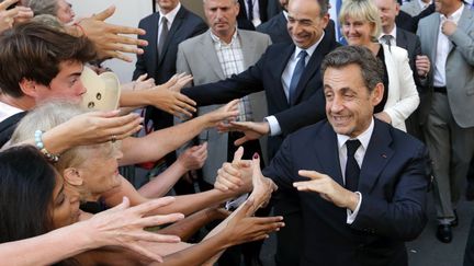 L'ancien pr&eacute;sident fran&ccedil;ais, Nicolas Sarkozy, suivi par le pr&eacute;sident de l'UMP, Jean-Fran&ccedil;ois Cop&eacute; et Nadine Morano, quitte le quartier g&eacute;n&eacute;ral du parti &agrave; Paris, le 8 juillet 2013. ( PHILIPPE WOJAZER / REUTERS)