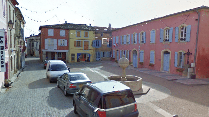 La place de la mairie, o&ugrave; se trouve la maison "Couloumi&egrave;s", &agrave; Carla-Bayle (Ari&egrave;ge). (GOOGLE STREET VIEW / FRANCETV INFO)