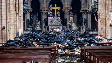 Des débris à l'intérieur de la cathédrale Notre-Dame de Paris, après l'incendie du 15 avril 2019. (CHRISTOPHE PETIT TESSON / POOL)