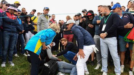 Le golfeur Brooks Koepka vient prendre des nouvelles de la spectatrice blessée lors de la Ryder Cup, à Saint-Quentin-en-Yvelines, le 28 septembre 2018. (FRANCK FIFE / AFP)