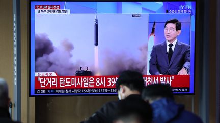 Des riverains regardent des images&nbsp;d'archives d'un essai de missile nord-coréen, dans une gare de Séoul (Corée du Sud), le 2 novembre 2022.&nbsp; (KOJI ITO / YOMIURI)