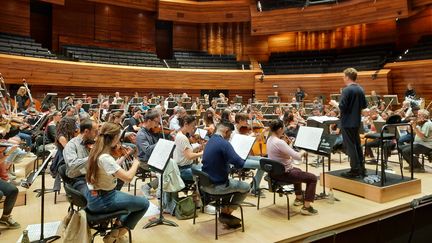 Les répétitions des 110 musiciens de Viva l'Orchestra 2022 avec le chef Toby Thatcher et les musiciens de l'Orchestre national de France, à la Maison de la radio et de la musique. (ANNE CHEPAU / FRANCEINFO / RADIO FRANCE)