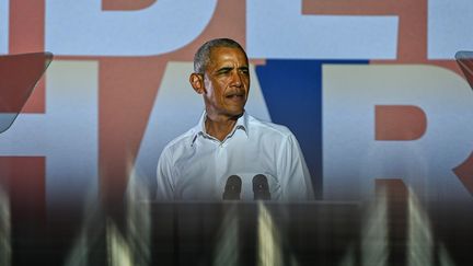 L'ancien président des Etats-Unis, Barack Obama, en Floride, lors d'un meeting de soutien à Joe Biden, le candidat démocrate à l'élection présidentielle, le 2 novembre 2020. (CHANDAN KHANNA / AFP)