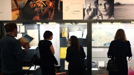 Le mus&eacute;e des Lettres et Manuscrits consacre une exposition &agrave; Jack Kerouac et son mythique "Sur la route", &agrave; l'occasion de la sortie au cin&eacute;ma de son adaptation, le 23 mai 2012.&nbsp; (RAFAEL YAGHOBZADEH / SIPA)