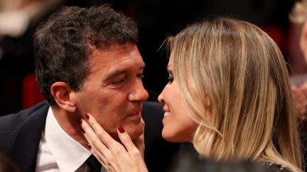 L'acteur Antonio Banderas embrasse sa compagne Nicole Kimpel après l'annonce de son Prix d'interprétation masculine pour&nbsp;Douleur et Gloire (VALERY HACHE / AFP)