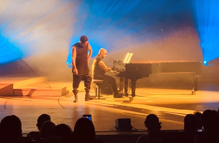 JoeyStarr et le pianiste Sofiane Pamart, dans "Le partage d'un songe" mis en scène par Jérémie Lippmann, le lundi 11 octobre 2021 à La Seine Musicale. (MELISSA SAINT-FORT)