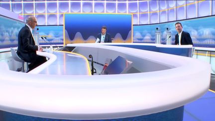 Tous les matins, les informés débattent de l'actualité autour de Marc Fauvelle et Renaud Dély. (FRANCEINFO / RADIOFRANCE)