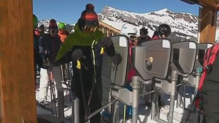 Des vacanciers au ski. (France 2)