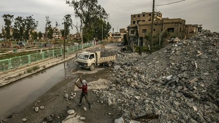 Des décombres dans la ville syrienne de Raqqa, le 1er mai 2019. (DELIL SOULEIMAN / AFP)