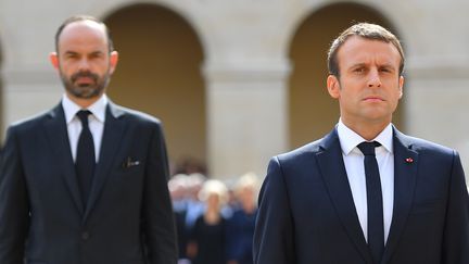 Emmanuel Macron et Edouard Philippe (au second plan) aux Invalides à Paris, le 5 juillet 2017. (CHRISTIAN LIEWIG / REA)