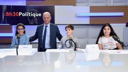 De gauche à droite : Shayma, Jean-Michel Blanquer, Ilyes, Lyne, jeudi 21 mars 2019 (CHRISTOPHE ABRAMOWITZ / Radio France)