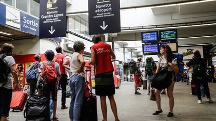 Des voyageurs attendent le départ de leur train, le 30 juillet 2018, à la gare Montparnasse à Paris. (THOMAS SAMSON / AFP)