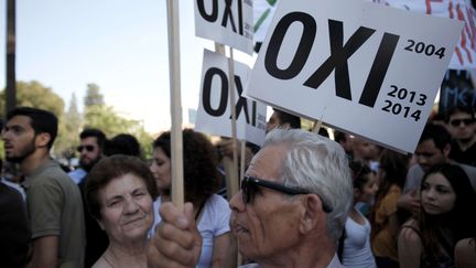 Des manifestants devant le Parlement chypriote &agrave; Nicosie, au moment du vote du plan de sauvetage de l'&icirc;le, le 30 avril 2013. (PETROS KARADJIAS / AP / SIPA)