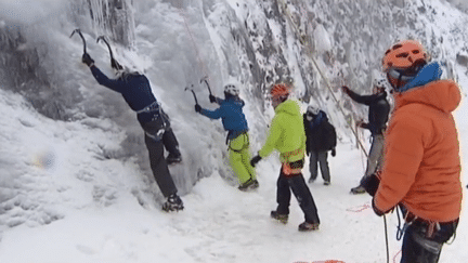 Doubs : le froid permet de l'escalade sur une cascade de glace artificielle