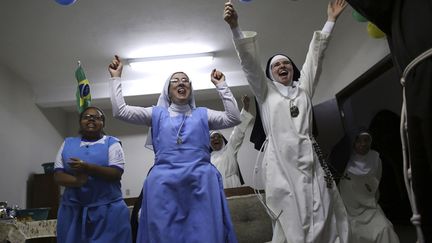 Au monast&egrave;re Imaculada Conceicao&nbsp;de Sao Paulo (Br&eacute;sil), des religieuses c&eacute;l&egrave;brent la victoire du Br&eacute;sil face &agrave; la Colombie en quart de finale de la Coupe du monde de football, le 4 juillet 2014. (NACHO DOCE / REUTERS)