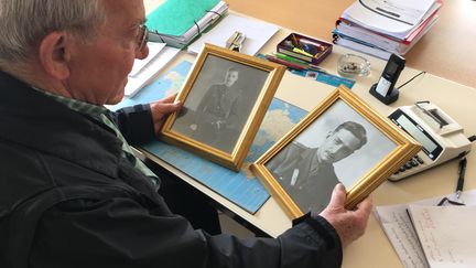 Marcel Bonnevalle, le&nbsp;maire de Cahagnes (Calvados), le 23 mai 2019 dans sa mairie, qui possède deux portraits du soldat James Marshall-Cornwall. (SIMON GOURMELLET / FRANCE INFO)