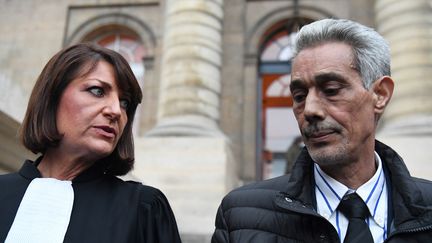 Omar Raddad (à droite), et son avocate Sylvie Noachovitch (à gauche) à Paris, le 25 novembre 2021. (ALAIN JOCARD / AFP)