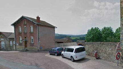 Le village de Saint-Symphorien-de-Lay, o&ugrave; une femme est soup&ccedil;onn&eacute;e d'avoir tir&eacute; sur son mari dans la nuit de jeudi &agrave; vendredi 25 avril 2014. ( GOOGLE MAPS)