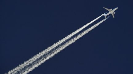 La baisse de la pression a&eacute;rienne dans l'avion entra&icirc;ne une production accrue de gaz digestifs. (FABRICE COFFRINI / AFP)