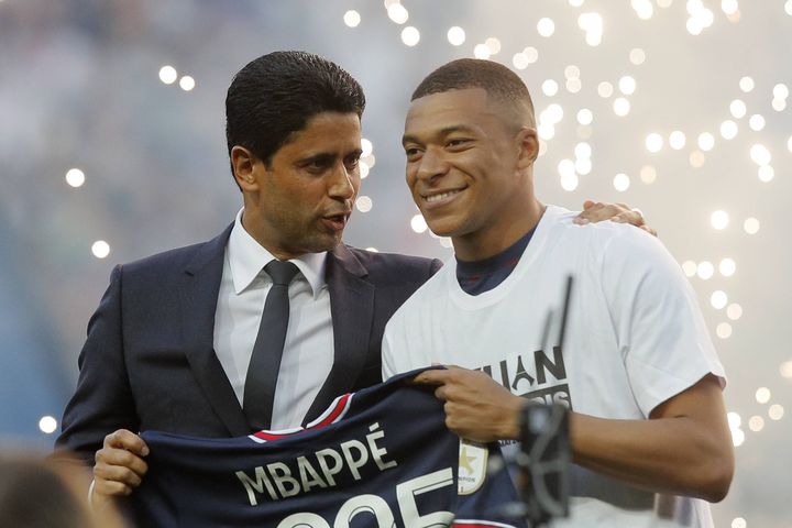 Kylian Mbappé et Nasser Al-Khelaïfi lors de la prolongation de contrat de l'attaquant français du PSG, le 21 mai 2022 au Parc des Princes, à Paris. (MICHEL SPINGLER / SIPA)