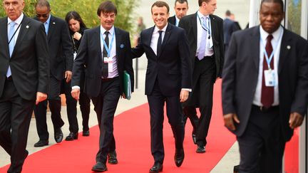 Emmanuel Macron et Nicolas Hulot arrivent à une conférence de la COP23, le 15 novembre 2017, à Bonn (Allemagne). (PATRIK STOLLARZ / AFP)