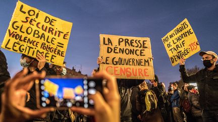 Des manifestants défilent contre la&nbsp;proposition de loi "sécurité globale" à Toulouse (Haute-Garonne), le 17 novembre 2020. (FREDERIC SCHEIBER / HANS LUCAS / AFP)