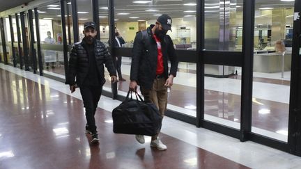Des ressortissants irakiens arrivent à l'aéroport de Bagdad (Irak) après un rapatriement depuis la Biélorussie, le 18 novembre 2021. (AHMAD AL-RUBAYE / AFP)