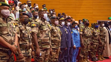 Des officiers maliens lors de la cérémonie d'investiture du colonel Assimi Goïta, le 7 juin 2021 à Bamako. (ANNIE RISEMBERG / AFP)