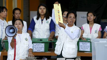 &nbsp; (Le dépouillement des bulletins de vote était toujours en cours lundi, mais les premières remontée venues de tout le pays donnent une très large victoire à la Ligue nationale de la démocratie d'Aung San Suu Kyi. Photo d'illustration © REUTERS/Olivia Harris)