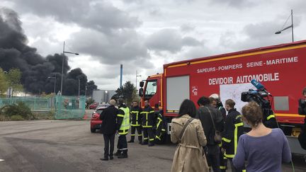 Près de 200 pompiers sont mobilisés pour éteindre l'incendie de l'usine Lubrizol à Rouen (Seine-Maritime). (RADIOFRANCE / FRANCE BLEU NORMANDIE)