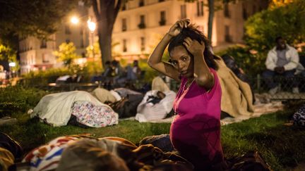 Une femme enceinte, venue d'Erythr&eacute;e, dans la corne de l'Afrique, dans le square qui fait face &agrave; l'&eacute;glise Saint-Bernard, le 4 juin 2015, dans le 18e arrondissement de Paris.&nbsp; (LAURENCE GEAI / SIPA)