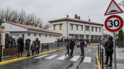 Les queues s'allongent&nbsp;devant les écoles, le temps de vérifier les tests de dépistage du Covid-19 (illustration, le 10 janvier 2022). (MICHEL CLEMENTZ / MAXPPP)